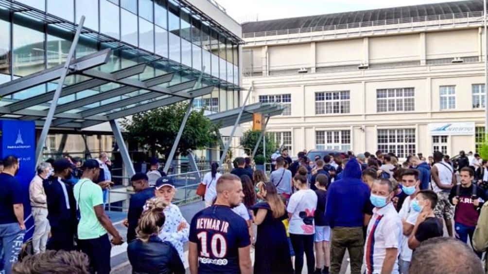 Cientos de fanáticos del PSG esperan a Messi en el aeropuerto y el estadio