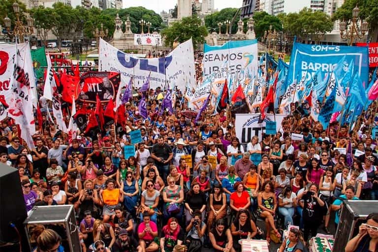 Alberto Fernández aumentará  los planes para los movimientos  sociales afines al Gobierno