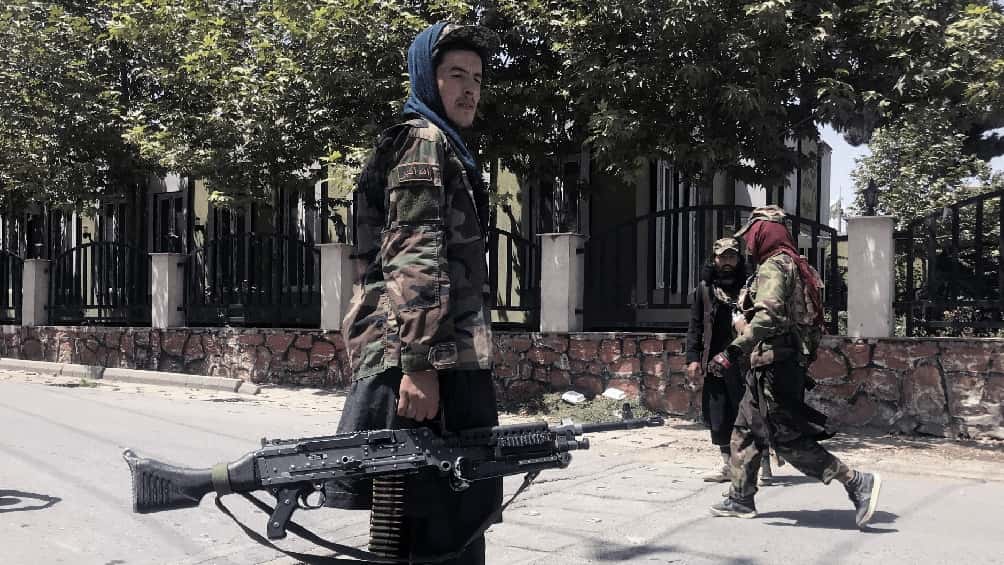 Talibanes reprimen a tiros una protesta en una ciudad de Afganistán