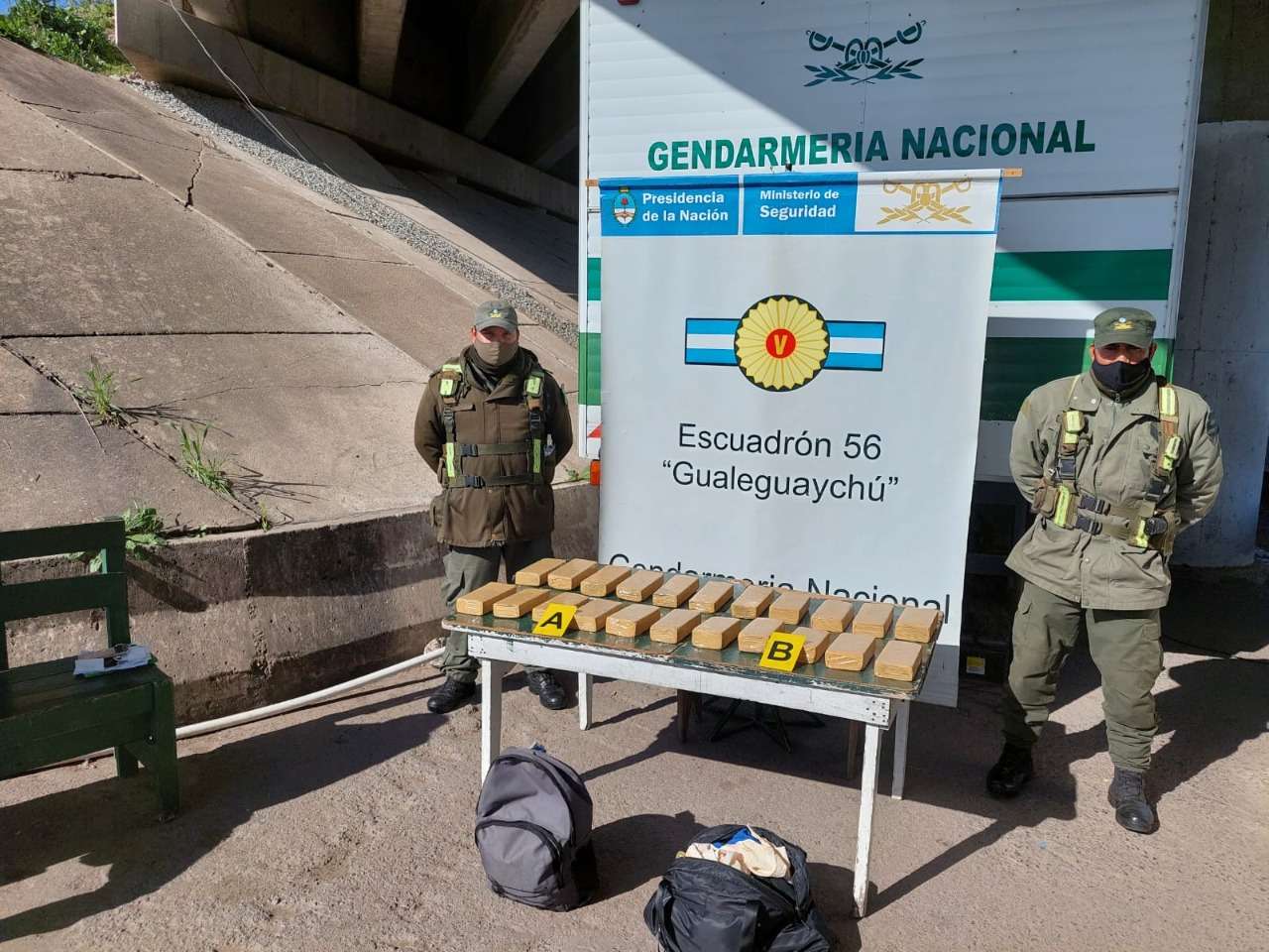 Gendarmería detuvo a pasajero en un micro que transportaba más de 16 Kg de marihuana en bolsos