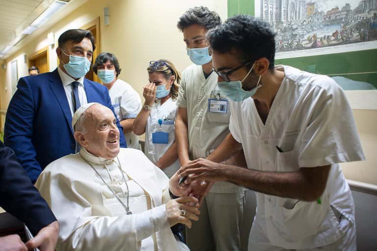  El papa Francisco habló sobre su reciente operación: “Un enfermero me salvó la vida”
