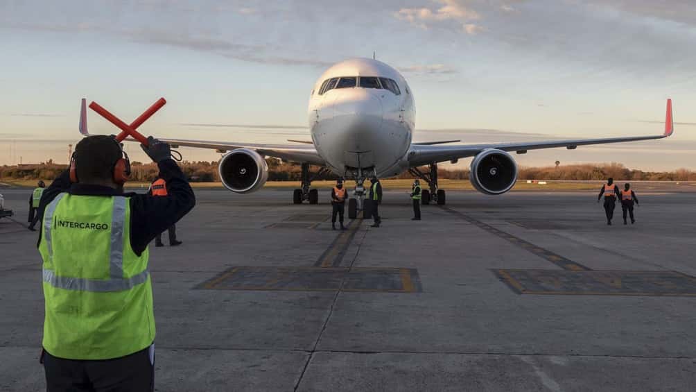 Llegaron al país más de 1.6 millón de dosis de  AstraZeneca y hoy arriban dos vuelos con Sinopharm