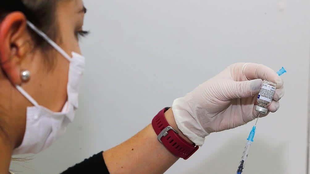 Después de las dosis contra el Covid-19  se viene una nueva vacuna triple