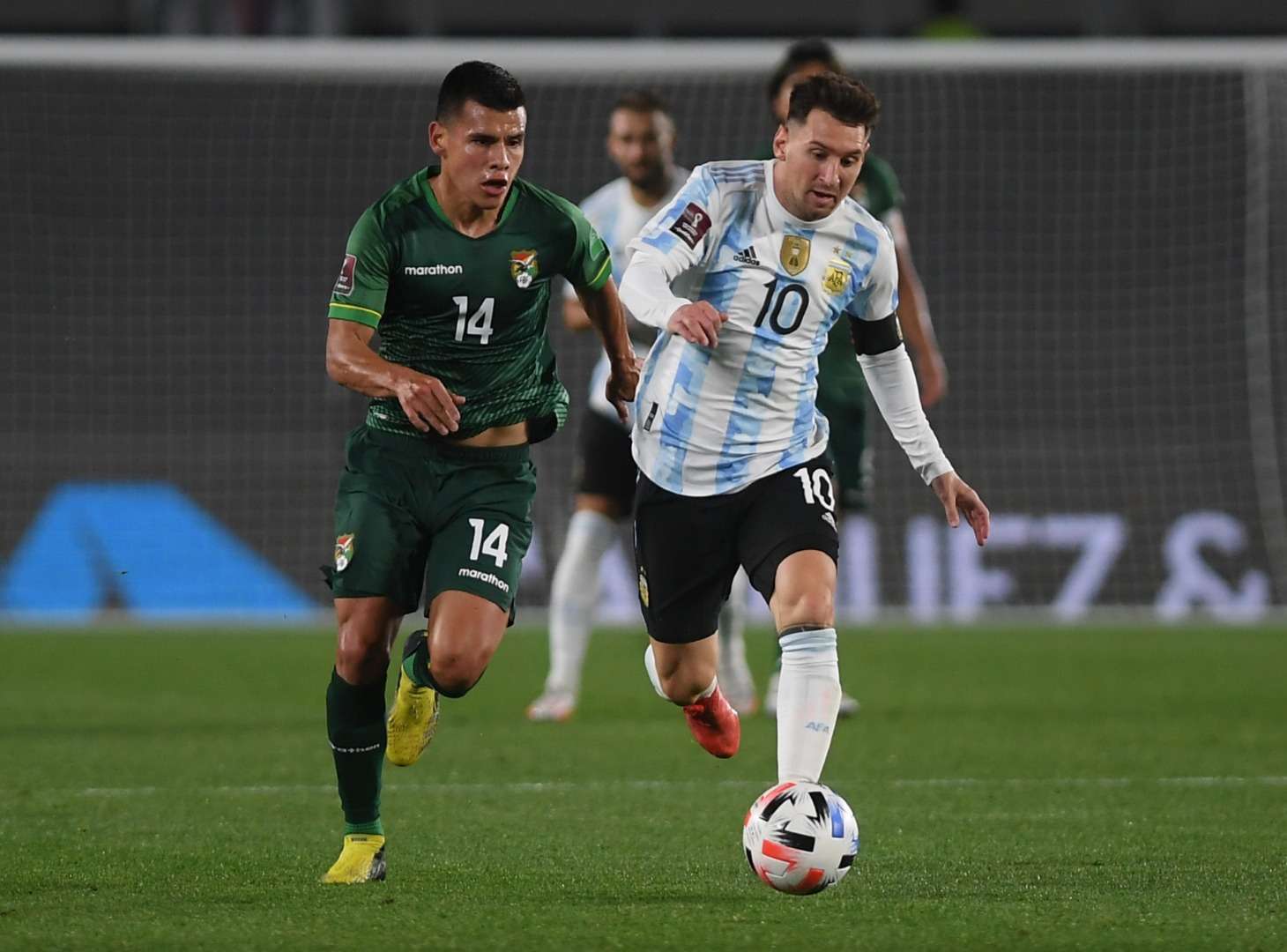 Messi brilló con tres goles y Argentina celebró la vuelta del público con triunfo sobre Bolivia