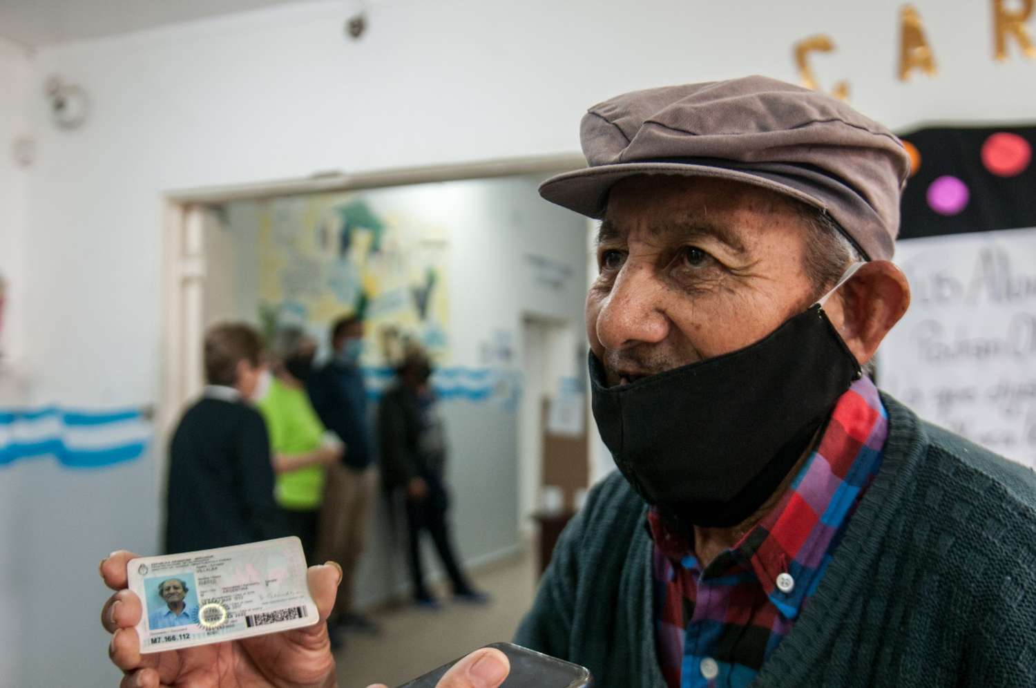 La emoción de Pedro, que vive hace medio siglo en Argentina y votó por primera vez a los 73 años