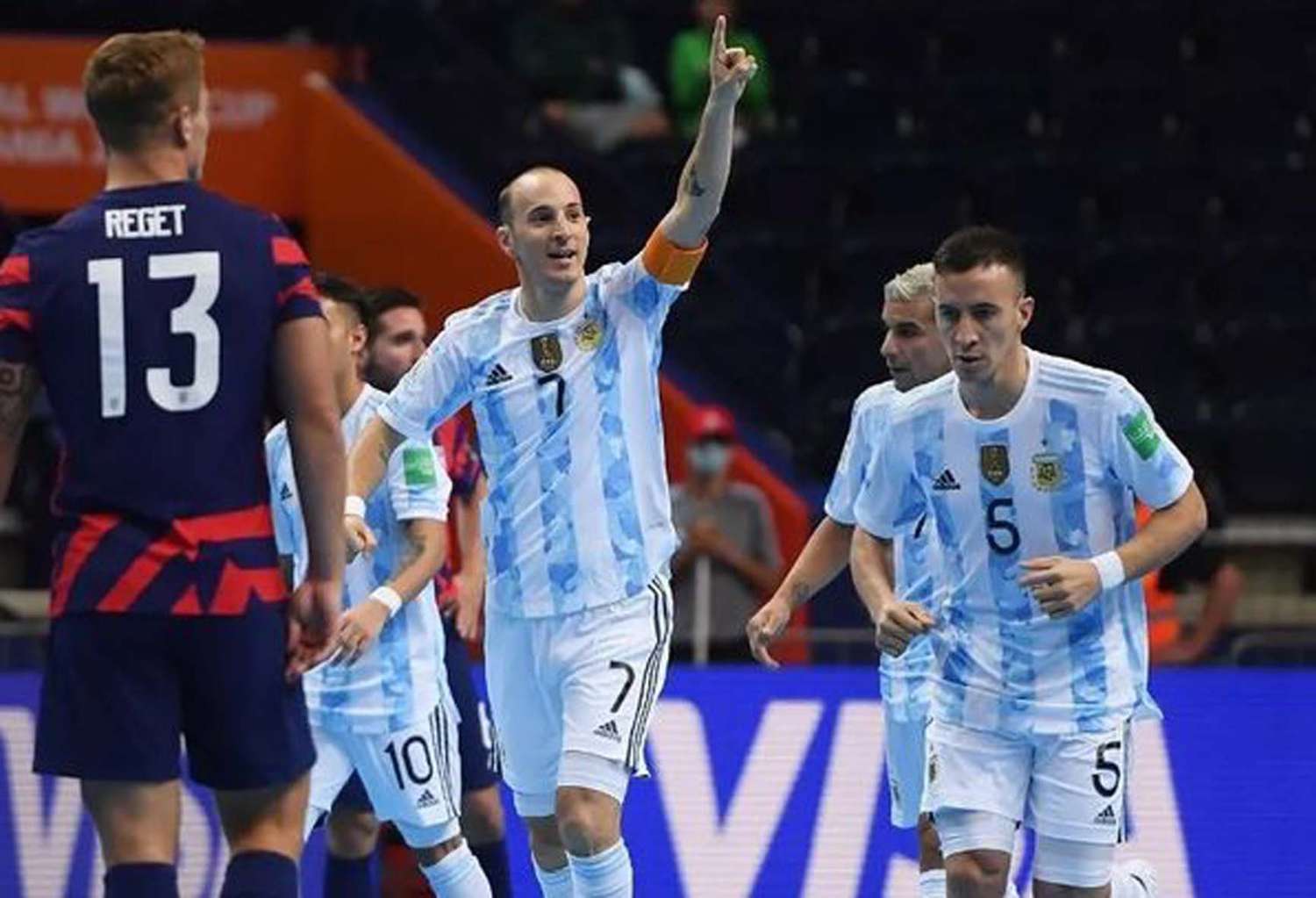 Argentina arrancó la defensa del título mundial  de futsal con un 11-0 sobre Estados Unidos