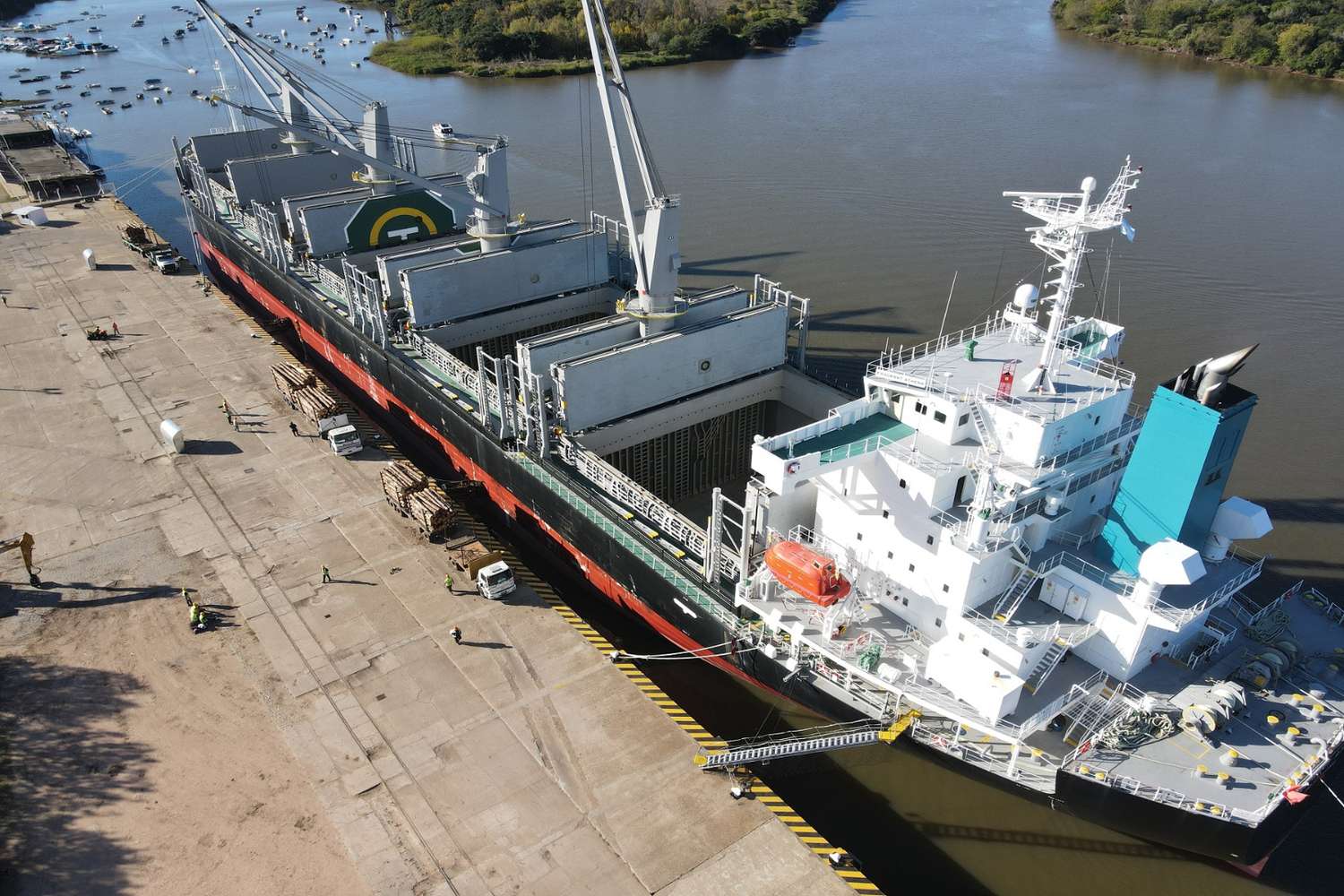 Ingresan dos buques  para  exportar cargas  desde Entre Ríos