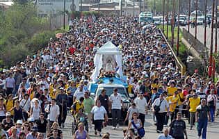 Miles de personas marchan a Luján con barbijos y cuidados sanitarios