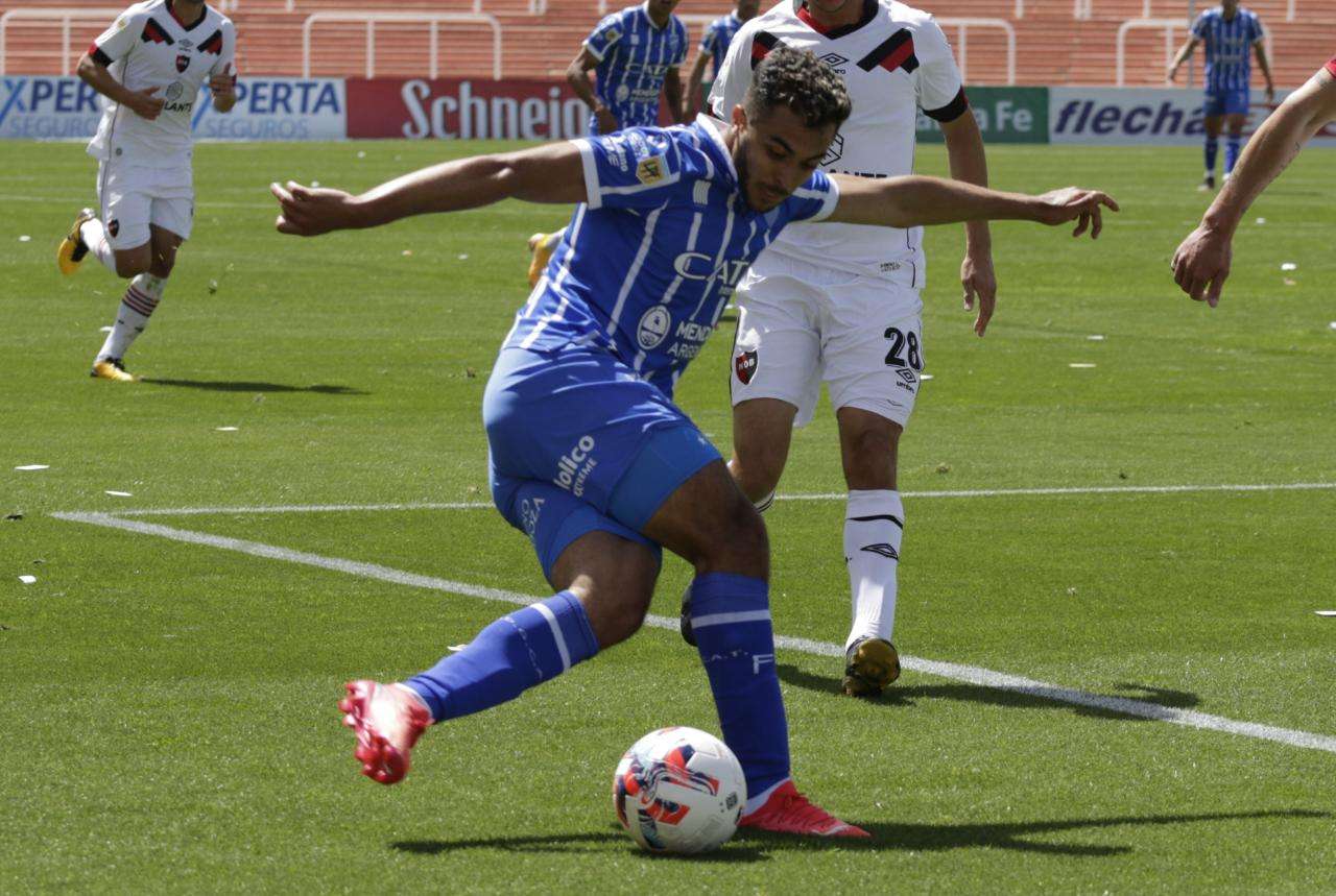 Con dos goles de Ojeda, Godoy Cruz rescató un empate frente a Newell's en Mendoza