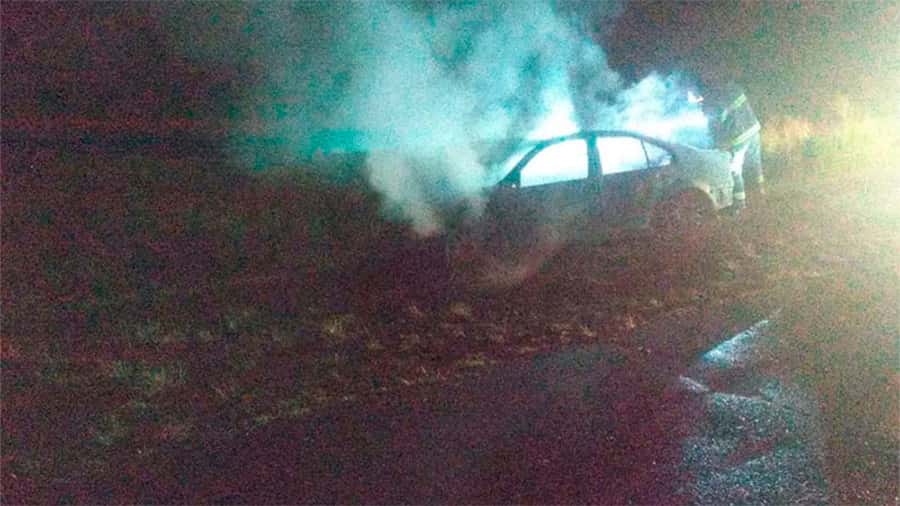 Un auto fue destruido por el fuego