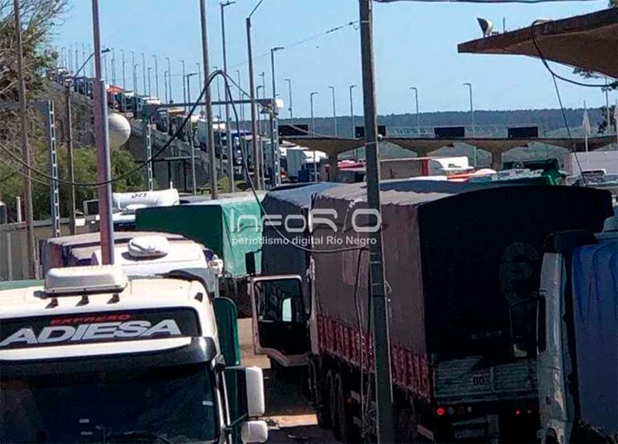 Filas de camiones sobre el puente San Martín generan preocupación