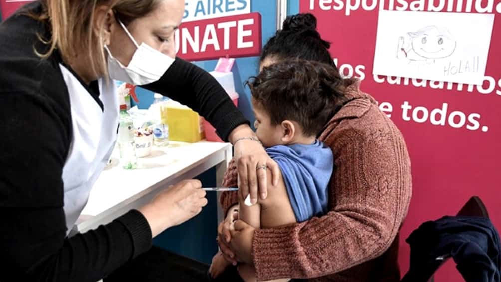 Crece la vacunación de niños contra coronavirus y acercan vacunatorios a las escuelas