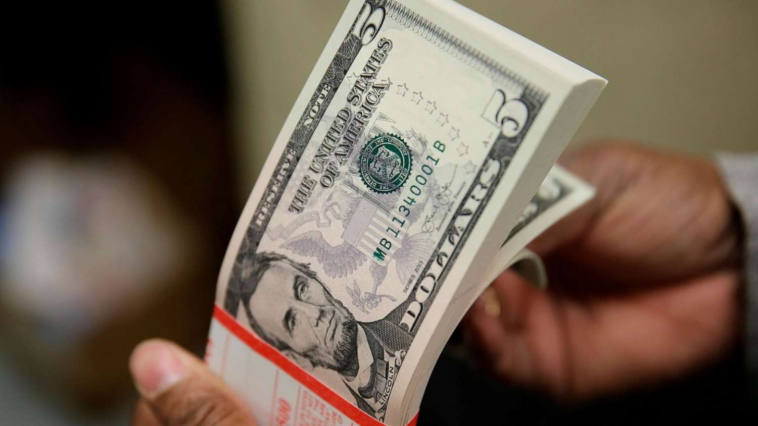 Más restricciones al dólar: El BCRA obliga a los bancos a no aumentar sus tenencias en divisas hasta fin de mes