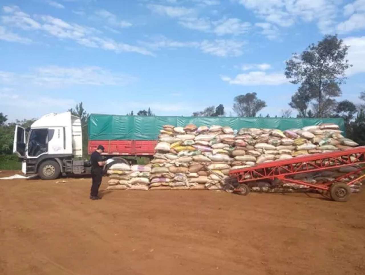 Un jefe de Gendarmería  y empresarios de Misiones   fueron detenidos por  contrabando de soja