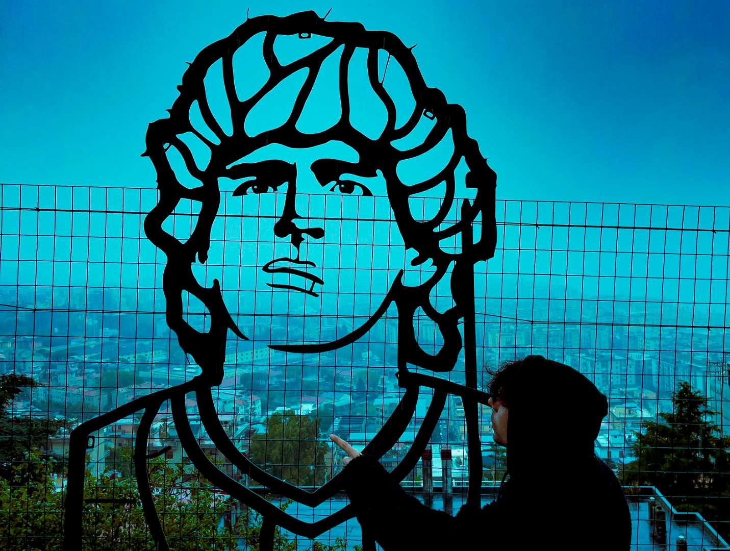 Maradona se ilumina en  Italia con una gran escultura del   argentino Alejandro Marmo