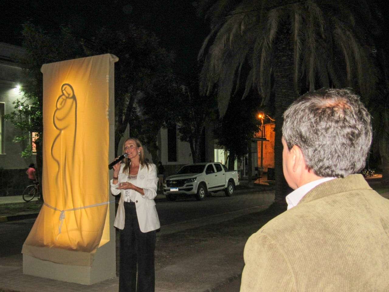 Luce en Larroque  la obra “El Abrazo” del reconocido artista Alejandro Marmo
