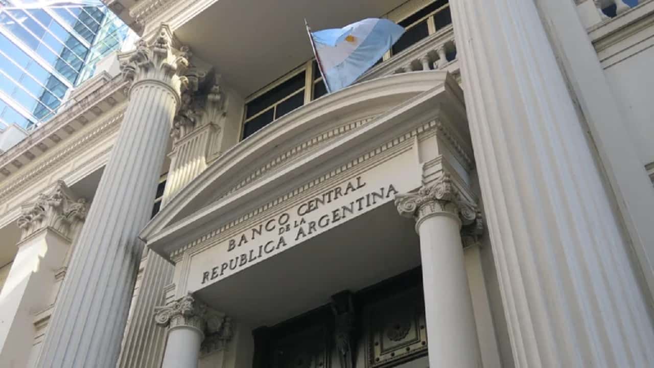 El Banco Central de Argentina  analiza subir la tasa de interés en  medio de la negociación con el FMI