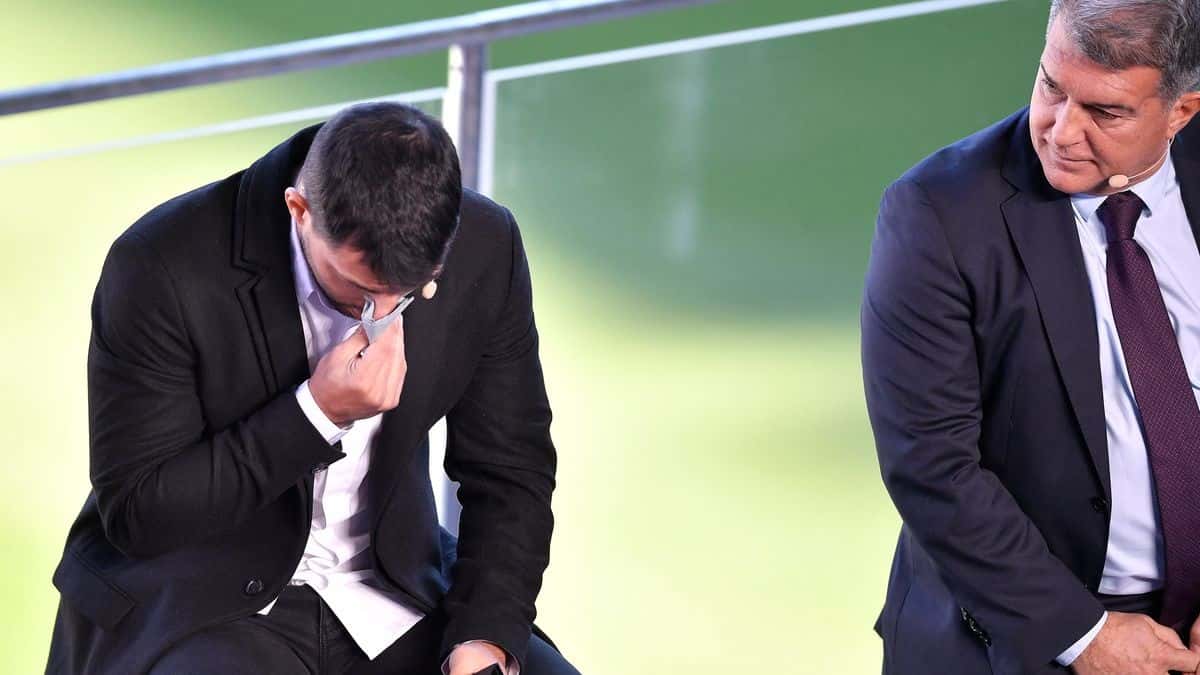 Un acongojado Sergio Agüero anunció su retiro del fútbol a causa de su arritmia cardíaca