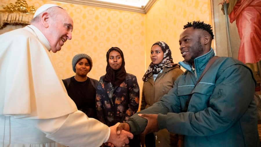 El Papa Francisco cumplió 85 años y lo  festejó con refugiados de Asia y África