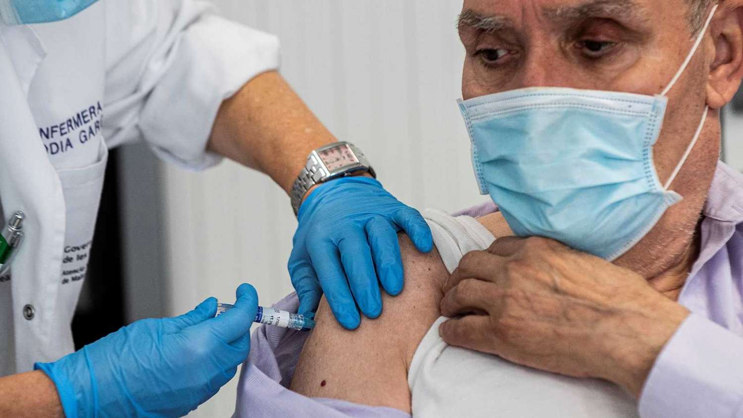Aconsejan reforzar a los 4 meses la vacunación  al personal de salud y a los mayores de 60