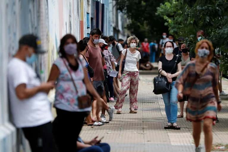 Tercera ola  de Coronavirus:  Cómo pasó Argentina de 1600  casos a más de 80 mil por día