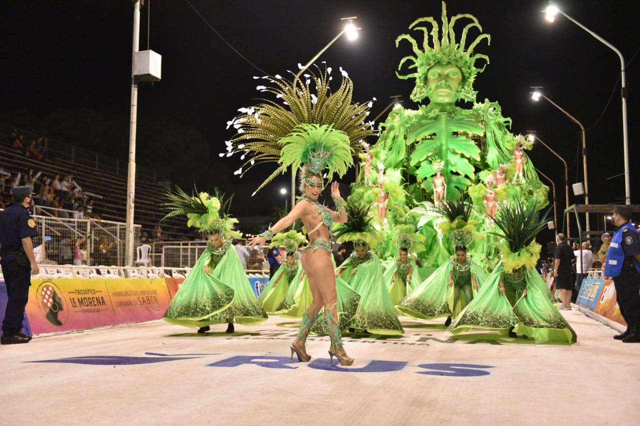 El carnaval palpita su  tercera noche de enero