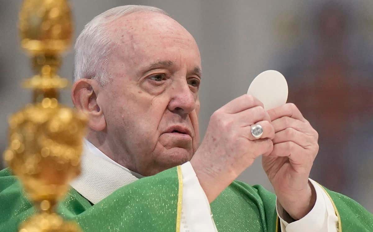 Ángelus del Papa: "La Palabra es el faro que guía el camino sinodal iniciado en la Iglesia"