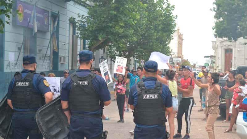 Incidentes frente a la Comisaría de Victoria: policías heridos y móviles dañados