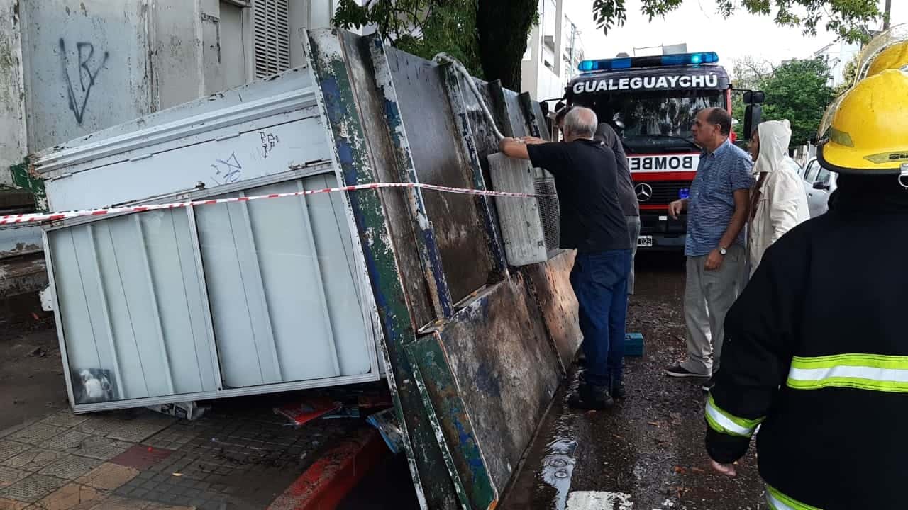 Se derrumbó el kiosco de diarios ubicado en Bolívar, casi Rocamora