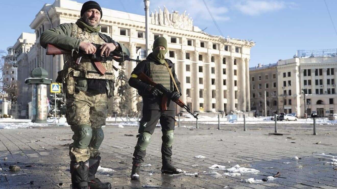 Ucrania y Rusia negocian  y  EEUU envía armas a Kiev 