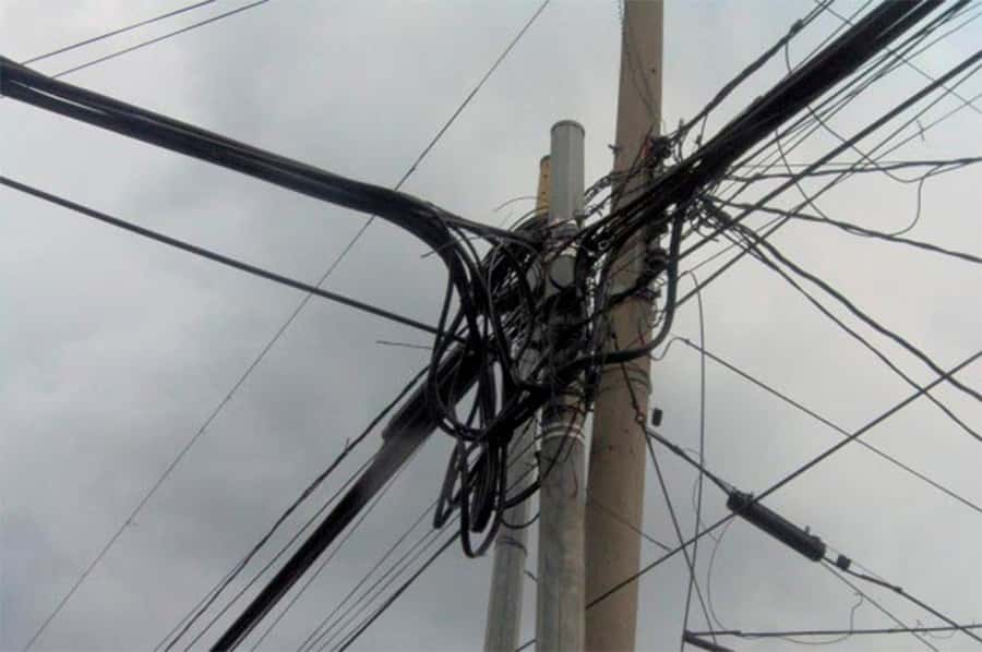 Los cables de servicios urbanos son el laberinto del caos y el desorden