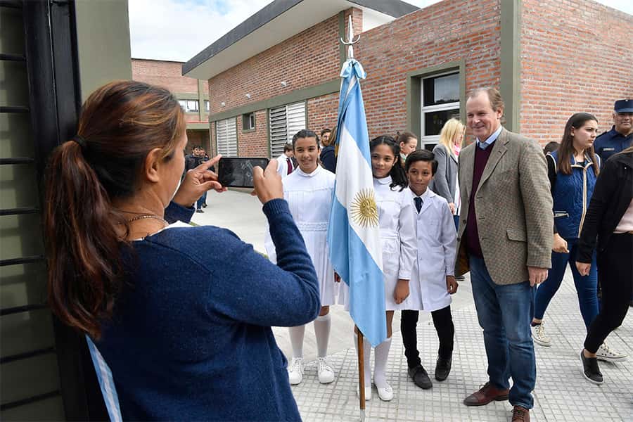 El gobernador ratificó su compromiso con la educación al inaugurar el edificio de la Escuela N° 4 de Enrique Carbó