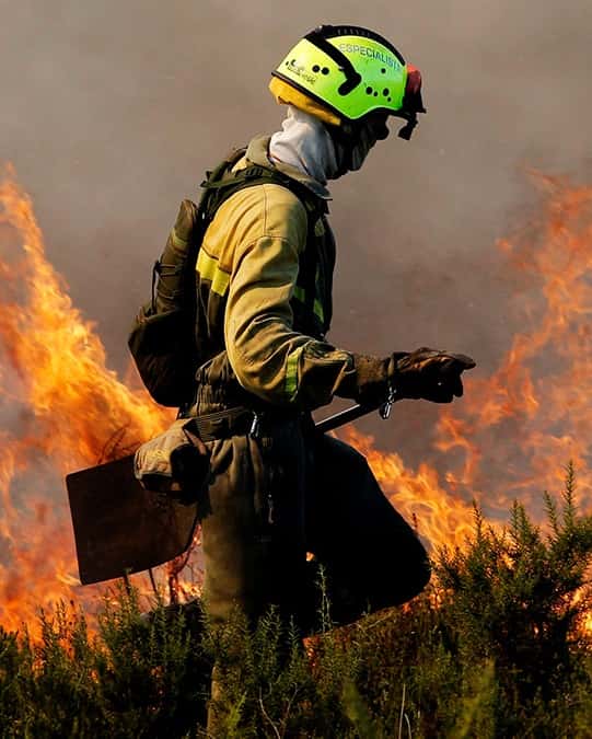 Bomberos  capacitados  para combatir  incendios  forestales