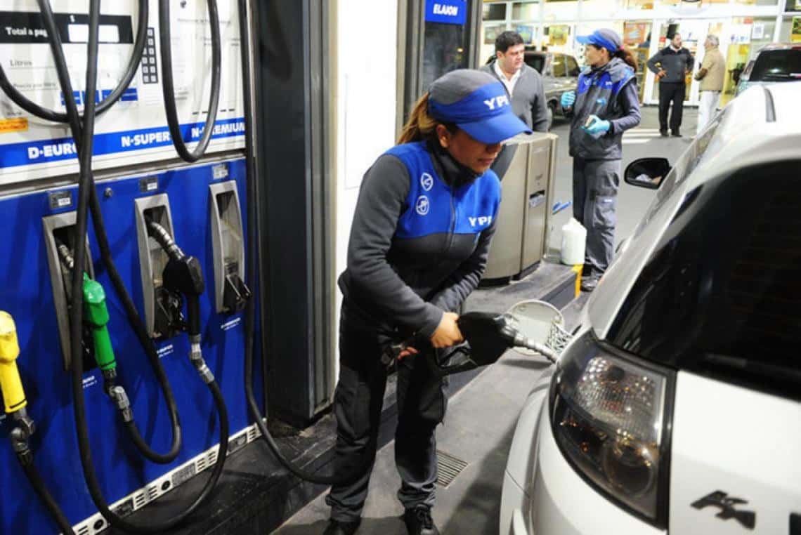 YPF incrementó el precio del gasoil para vehículos extranjeros y Gendarmería refuerza controles