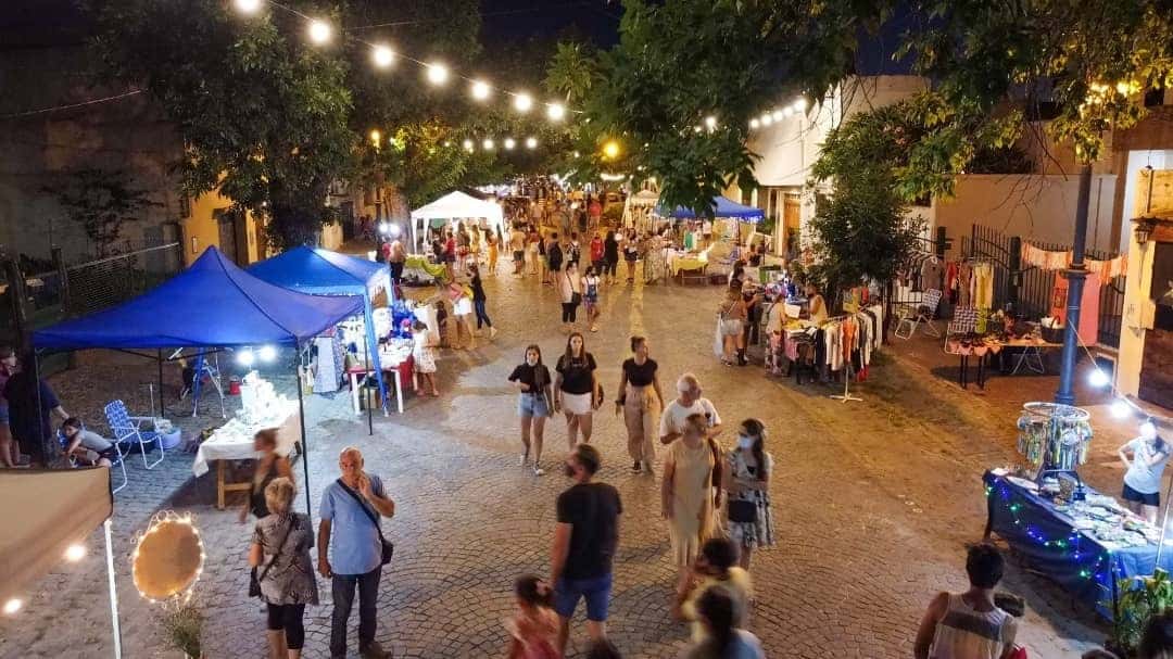La calle Alem se viste de domingo: un espectáculo que sigue creciendo para el disfrute de toda la ciudad