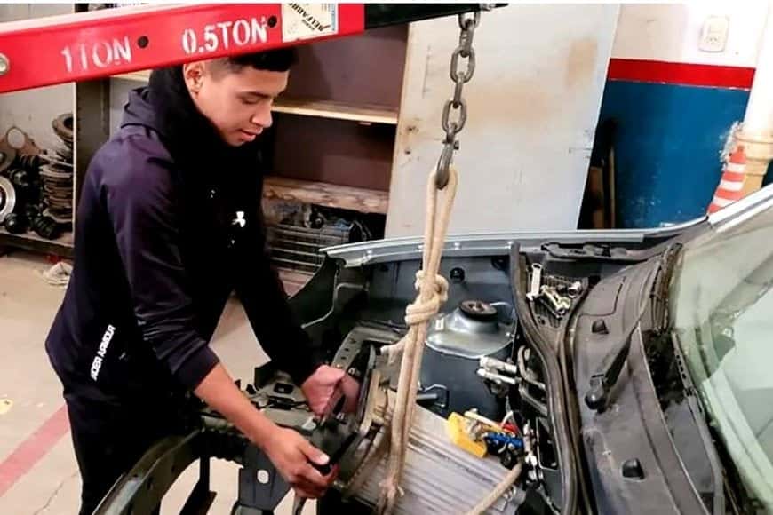 Estudiantes convierten una camioneta que funcionaba a gasoil en eléctrica