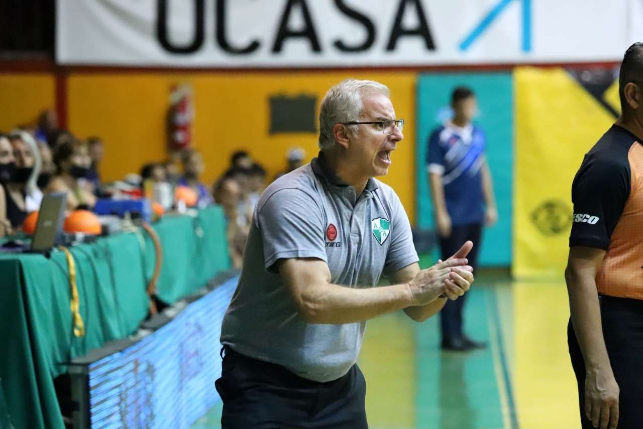 Claudio Arrigoni continuará como entrenador de Atenas de Córdoba