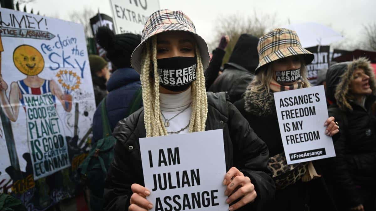 Piden la liberación de Julian Assange