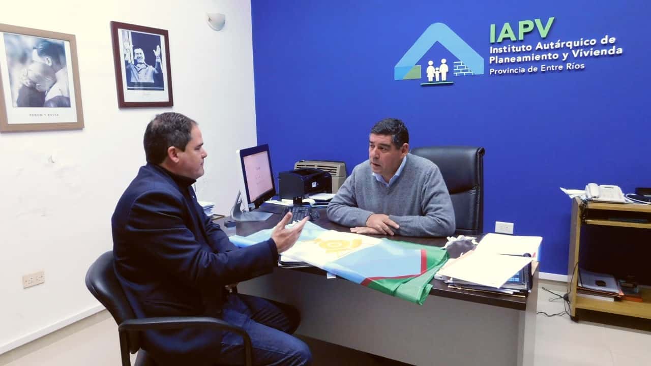 Licitación de 37 viviendas para Larroque: el intendente acercó documentación 