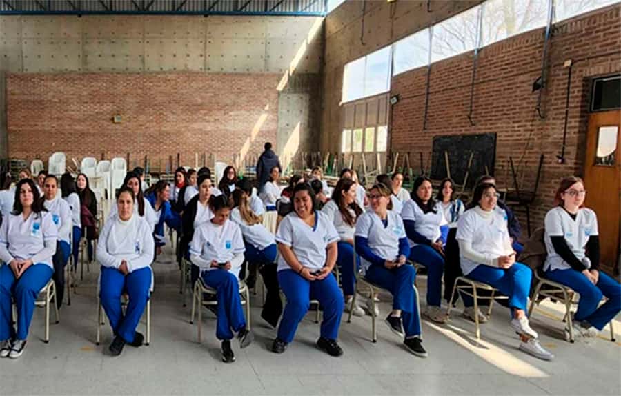 Son 900 los estudiantes de enfermería de la provincia que reciben equipamiento técnico