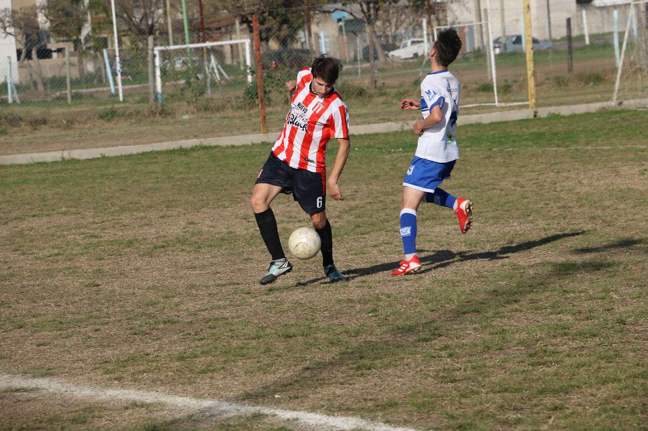 Fútbol Departamental:  Black River goleó a Sportivo Larroque y trepó parcialmente a la punta