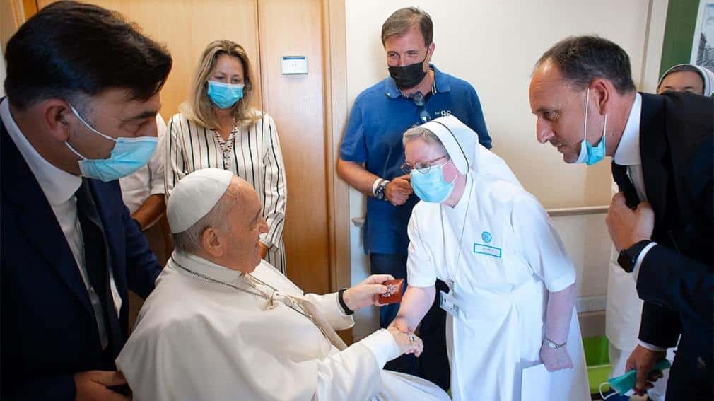 El Papa nombró "asistente sanitario personal" al enfermero que en 2021 le "salvó la vida"