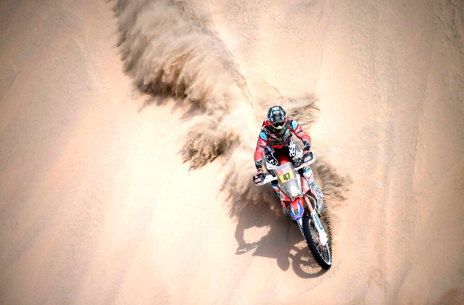 El argentino Benavides quedó líder del Dakar en motos