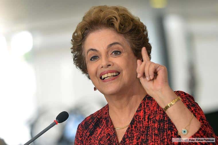 Rousseff fue notificada y quedó oficialmente suspendida como presidenta