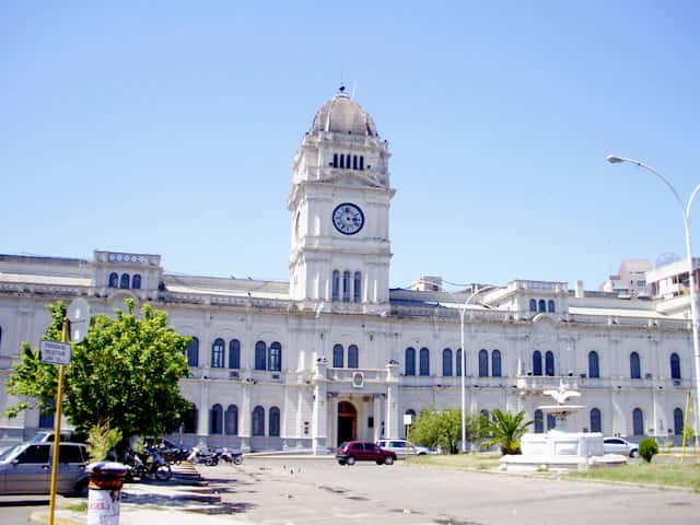 Entre Ríos tiene 64 empleados públicos por cada mil habitantes, Santa Fe 40 y Córdoba 33