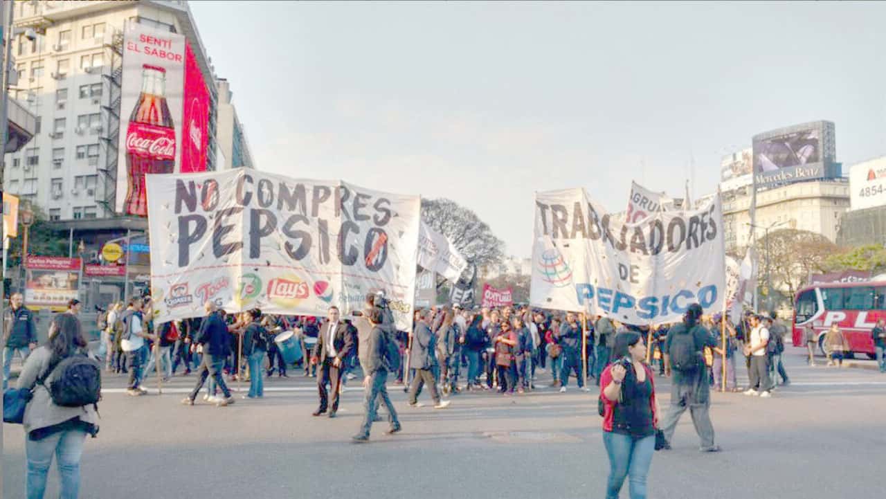 En el Obelisco,  protesta de  trabajadores  despedidos  de Pepsico 