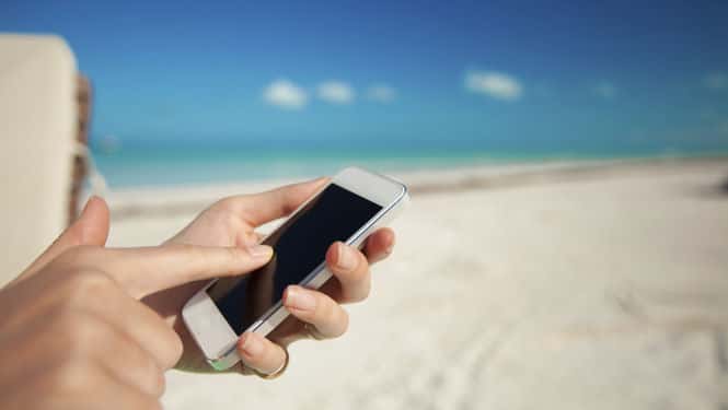 De la oficina a la playa:  el celular viaja y crece  el mundo móvil