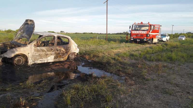 Se incendió un automóvil en un campo de Escriña