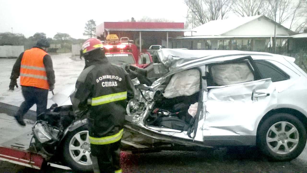 Una víctima fatal tras chocar  un automóvil con un camión