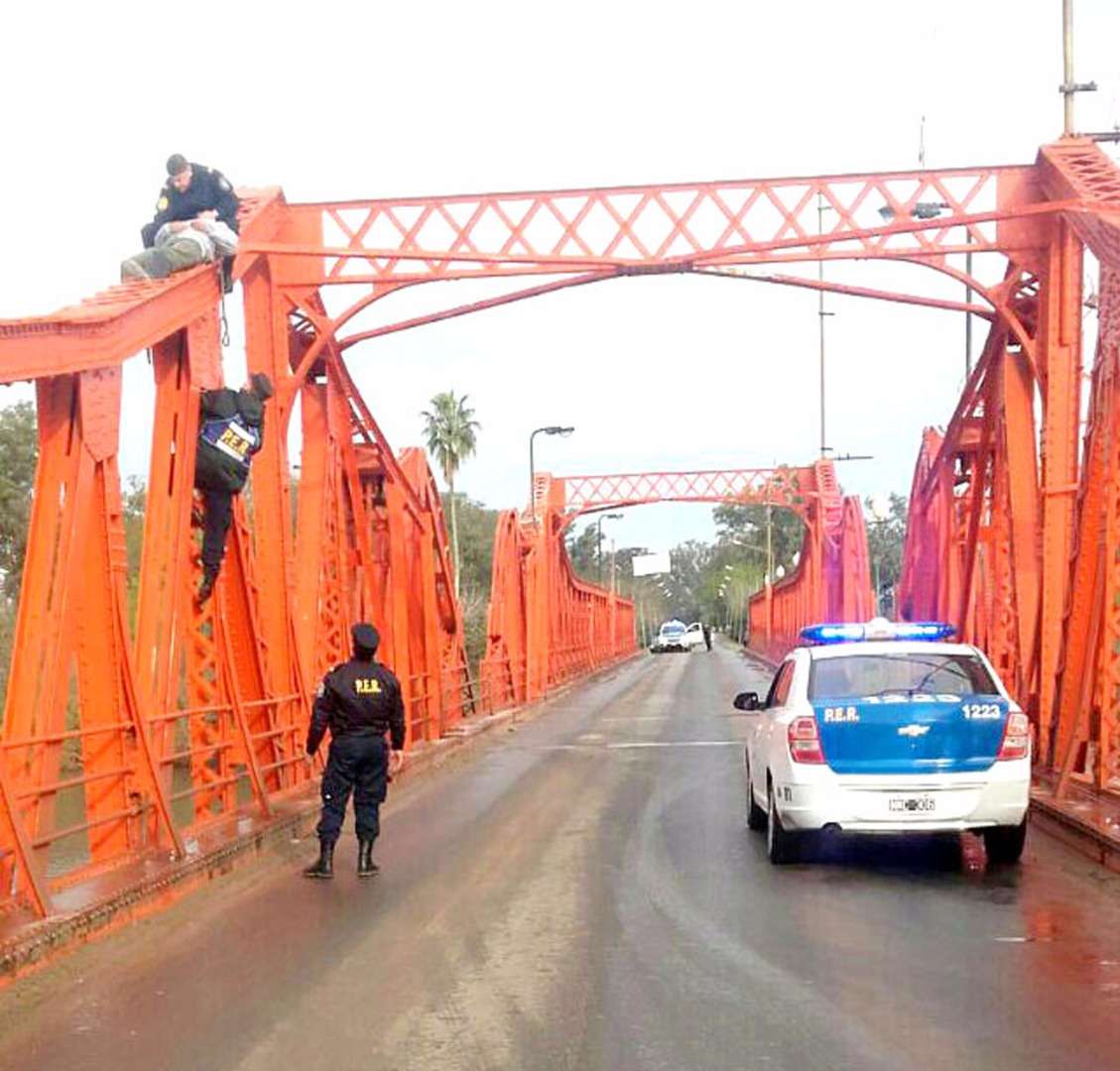 Oportuna intervención policial en el puente Méndez Casariego